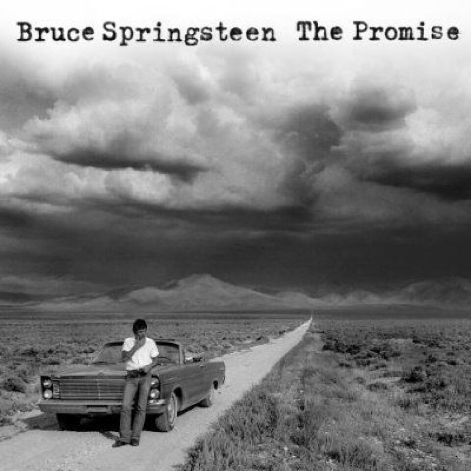 Bruce Springsteen, bilen og det åpne, tørre, landskapet. (Foto: (Promotion-bilde fra Springsteens webside))