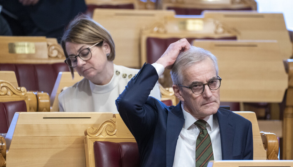 Statsminister Jonas Gahr Støre må konstatere at Arbeiderpartiet får rekordlav oppslutning i en ny meningsmåling. Her under finansdebatten på Stortinget 1. desember.