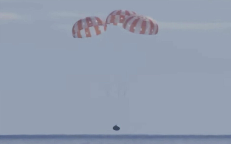 Tre fallskjermer sørget for at landingen i Stillehavet gikk trygt for seg.