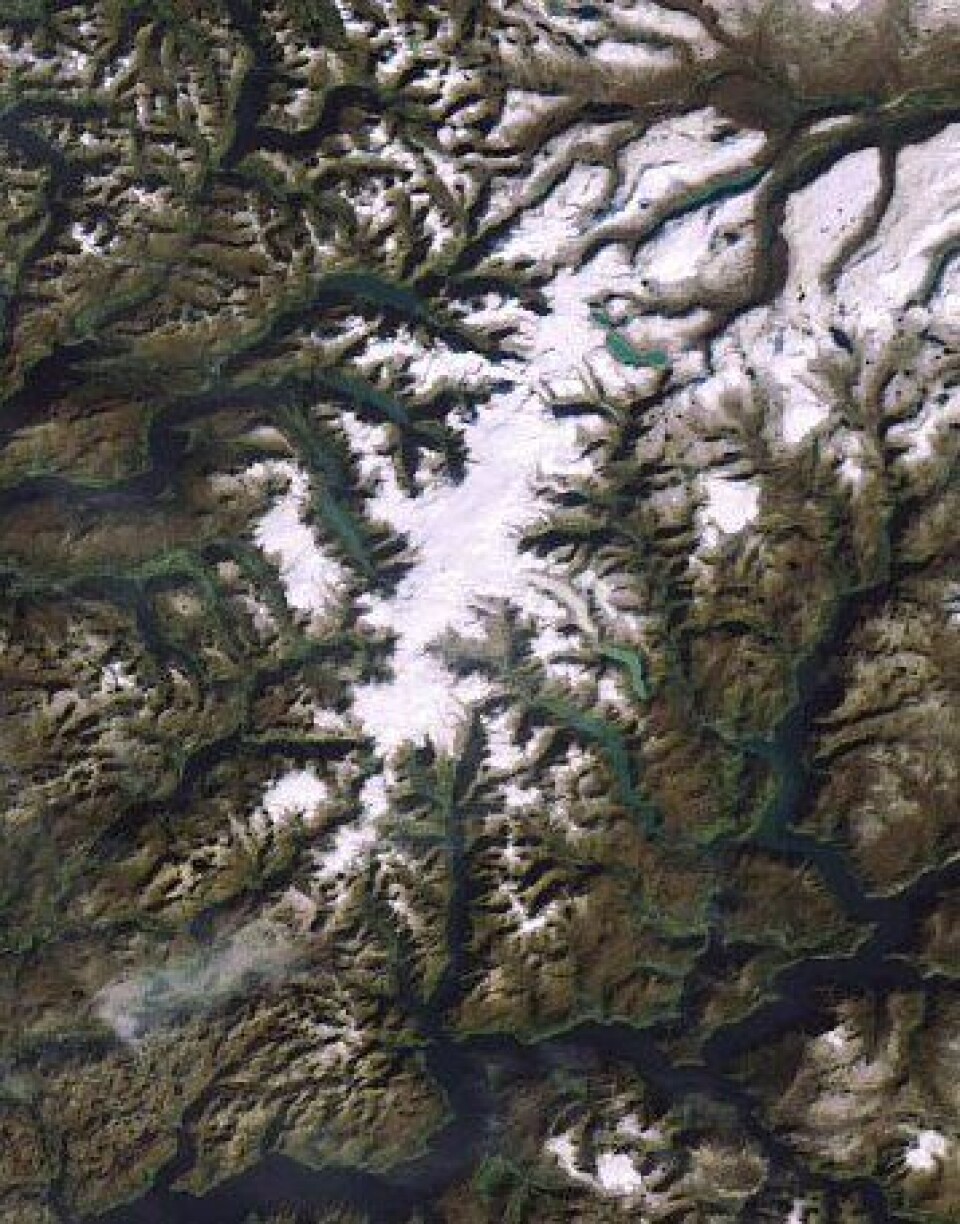 Gamle helter er ikke hva de engang var. Her er Jostedalsbreen sett fra ENVISAT 29. september i år. (ESA)