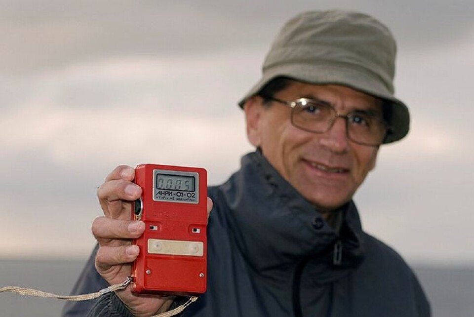 Vladimir Litovskij fra det russiske vitenskapsakdamiet dokumenterer ubetydelig stråling i Karahavet. (Foto: Gunnar Sætra, HI)