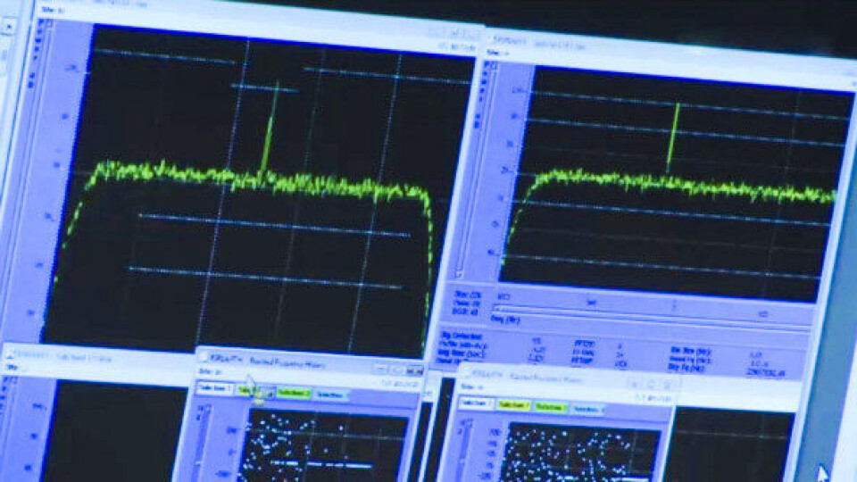 Den store toppen i den grønne grafen var det første signalet fra ESAs kometjeger Rosetta etter dens 31 måneder lange dvale i rommet. (Foto: ESA/J. Mai)
