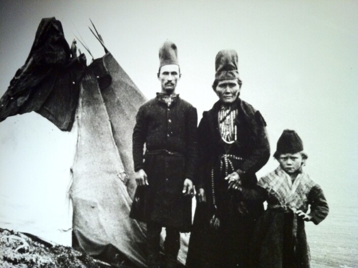 "Utsnitt av gammalt bilete av ein pitesamisk familie, utstilt på Silvermuseet i Arjeplog. © " (Foto: Silvermuseet, Arjeplog/Øystein A. Vangsnes) "Utsnitt av gammalt bilete av ein pitesamisk familie, utstilt på Silvermuseet i Arjeplog. © " (Foto: Silvermuseet, Arjeplog/Øystein A. Vangsnes)