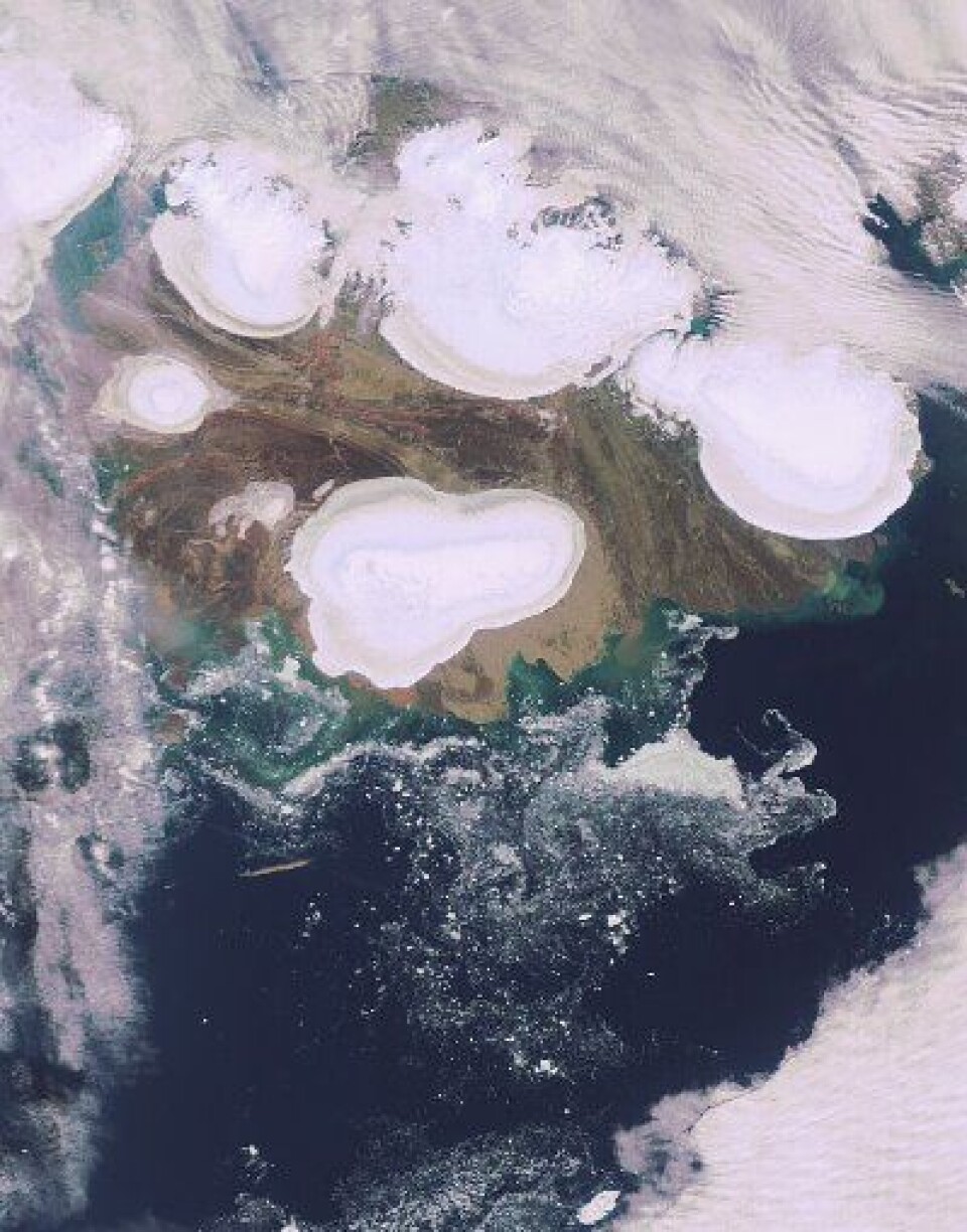Mindre sjøis og isbreer, men hvor mye mer skyer blir det i Arktis? Her et lite utsnitt fra Nordøst-passasjen, sett fra ENVISAT 16 august. (Foto: (ESA))