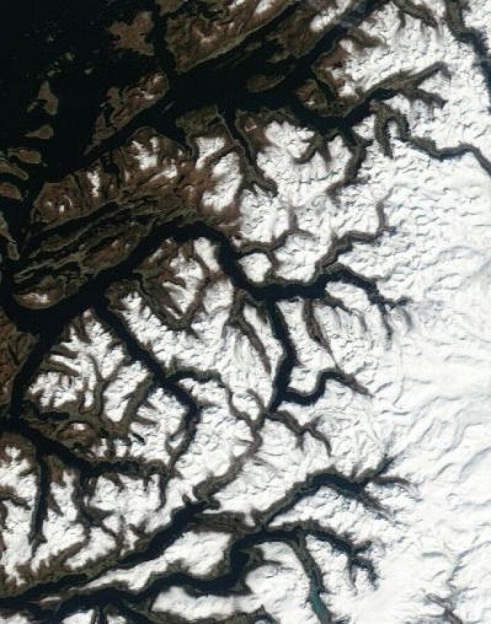 Våren er en fin tid, også for satellitter. Her er Nordvestlandet sett fra Terra 23. april. (Foto: (NASA Terra MODIS)) Våren er en fin tid, også for satellitter. Her er Nordvestlandet sett fra Terra 23. april. (Foto: (NASA Terra MODIS))
