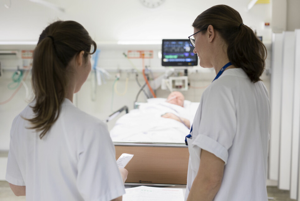 Sjekkliste brukes for eksempel ved overføring av informasjon fra postoperativ sykepleier til sengepostsykepleier når en pasient skal overføres. (Bildet er arrangert.)