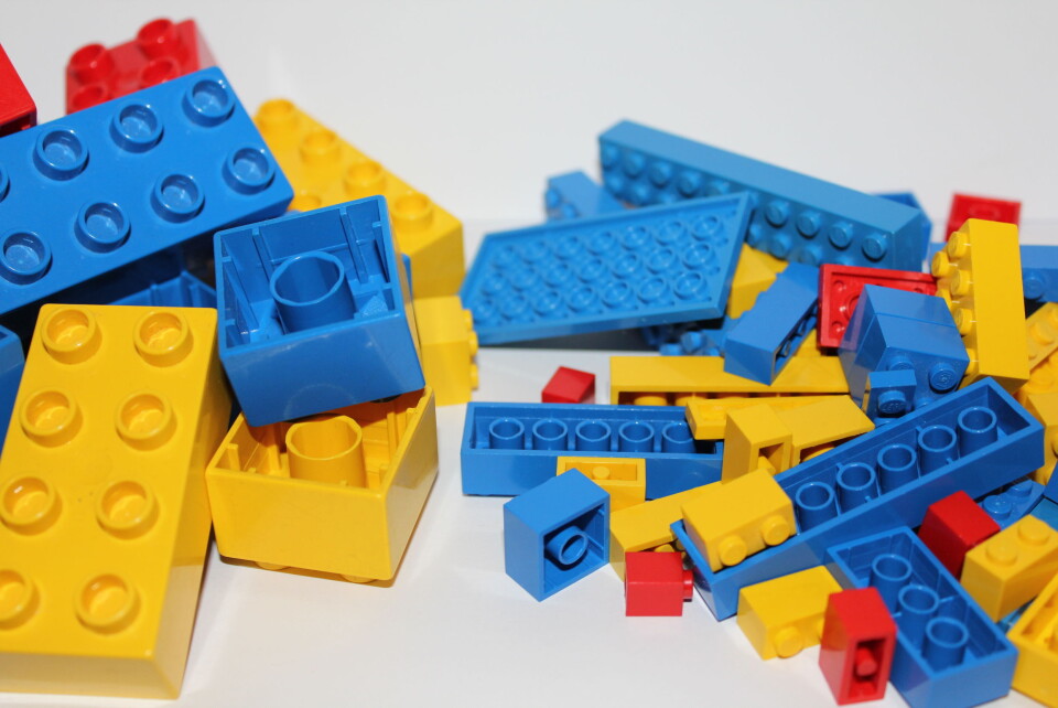 Små og store legoklosser kan få både små og store til å klø i fingrene etter å sette i gang med å bygge. Og hvem gidder vel å bygge etter en veiledning når man kan skape noe nytt selv? Photo (copyright): Arne Holst-Jensen.