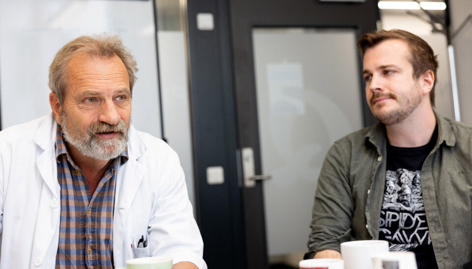 Avdelingssjef Petter Christian Borchgrevink (til venstre) sier det har vært en bevisst strategi å rekruttere sykepleiere til akkurat dette forskningsprosjektet. Sykepleier Martin Elstad Myrenget er i gang med en doktorgrad og er en av dem som er hentet inn.