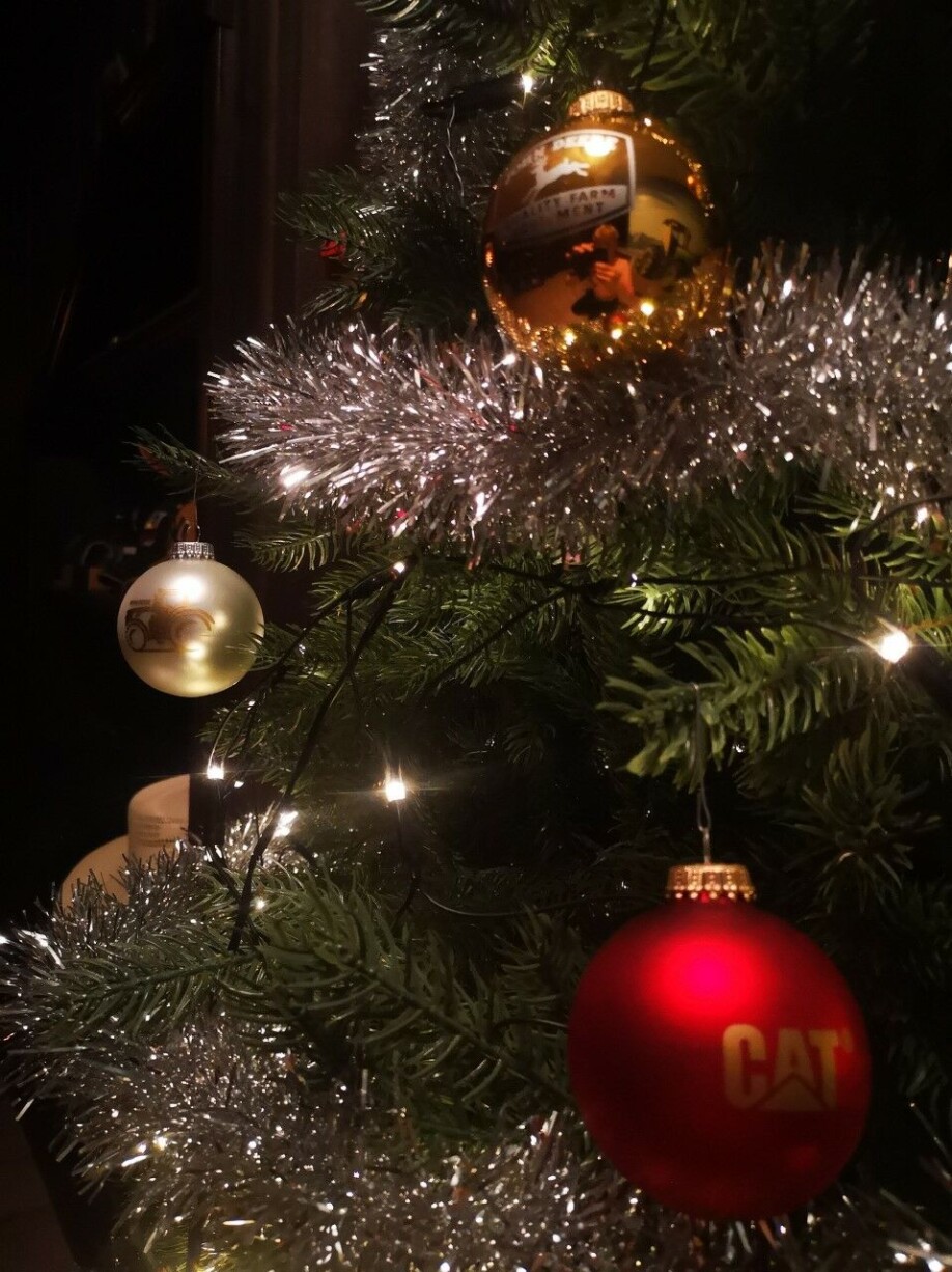 Christoffer Sundstøls julekuler hinter om yrket hans i anleggsbransjen.