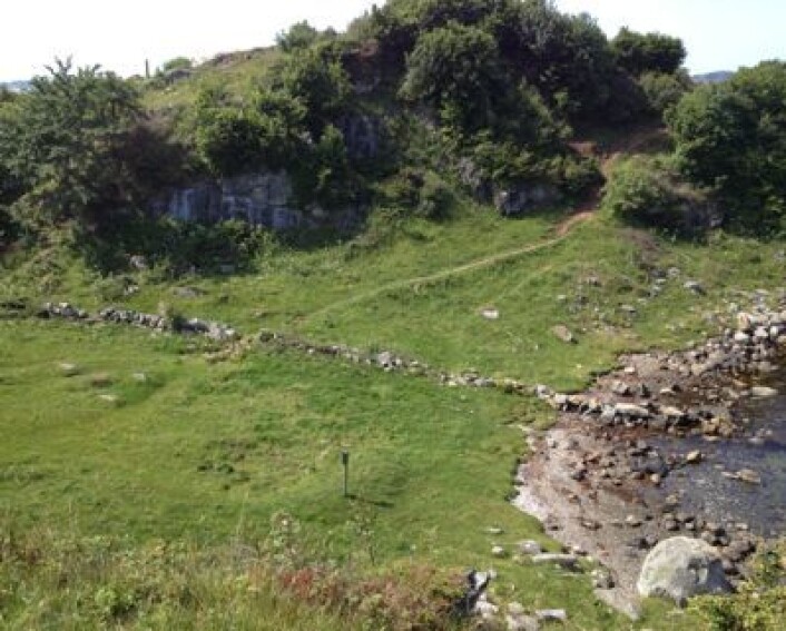 Det historiske Ytraberget i Hafrsfjord. Og gress-sletten som, enn så lenge, ligger over havnivå. (Foto: T. Wahl) Det historiske Ytraberget i Hafrsfjord. Og gress-sletten som, enn så lenge, ligger over havnivå. (Foto: T. Wahl)