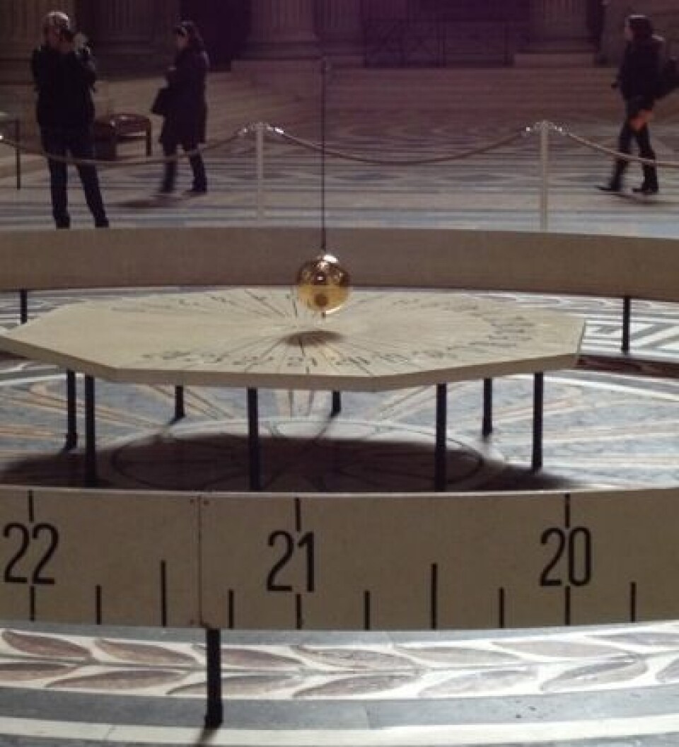 Foucaults pendel i Pantheon, Paris. God fysikk i en fantastisk bygning. (Foto: T. Wahl)