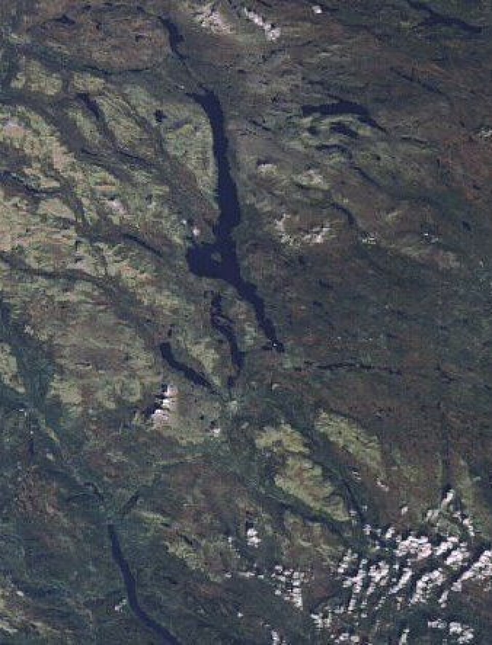 Snøfritt igjen i traktene rundt Femunden og Trysilelva. Bare noen få skyer å se fra ENVISAT 7. oktober. (ESA)