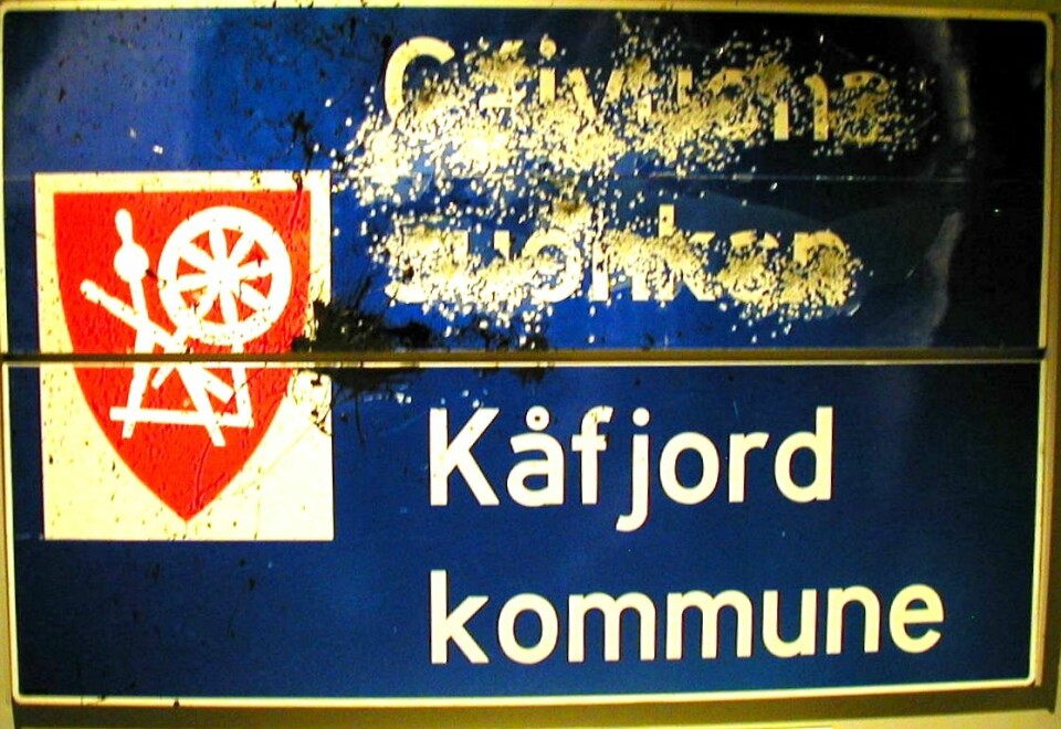 Tospråklig skilt fra Kåfjord. Foto: S. Andersen