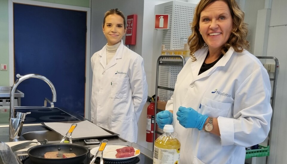 Labassistent Lene Marie Berg Olsen og prosjektleder Josefine Skaret forbereder kjøttbiter til smaking. Hver bit må behandles nøyaktig likt.