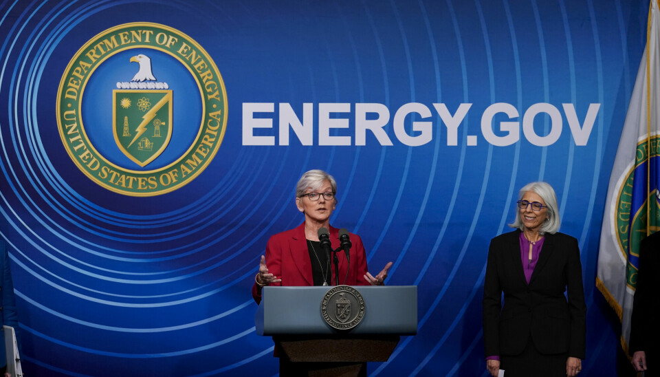 Energiminister Jennifer Granholm (til venstre) kunngjorde det teknologiske gjennombruddet tirsdag. Med på pressekonferansen var også president Joe Bidens vitenskapsrådgiver Arati Prabhakar.