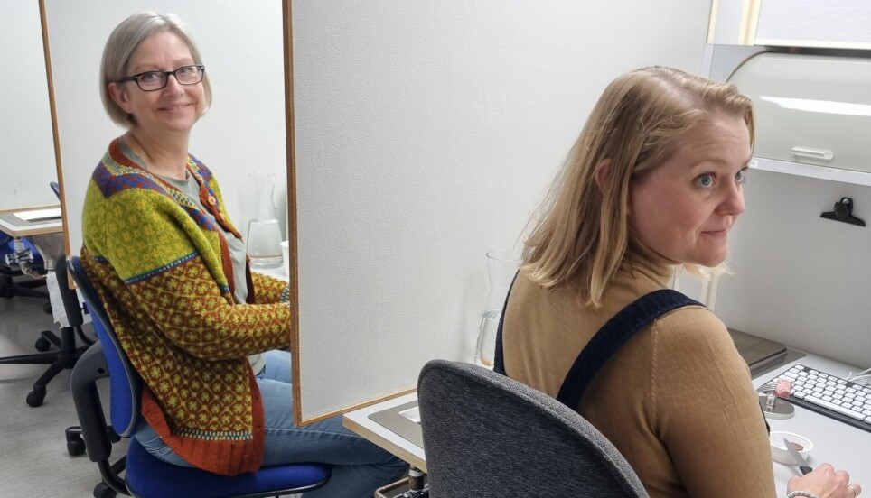 Kristin Enger og Anine K. Dahl Kallstad på hver sin arbeidsplass. Mens de tester, snakker de ikke sammen om hva de smaker og lukter.
