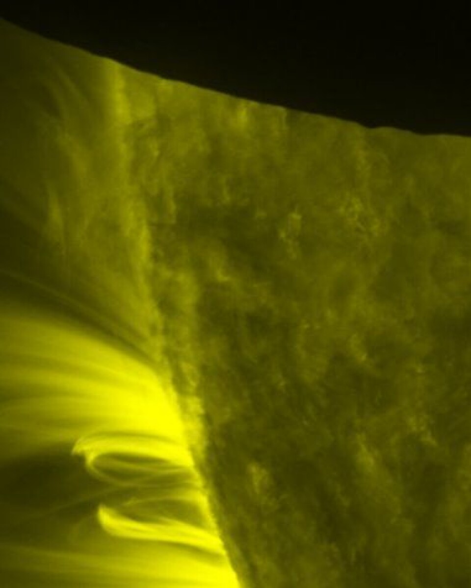 Er det fjell på Månen? Javisst - her sett fra SDO under en månepassasje foran sola nylig. (NASA)