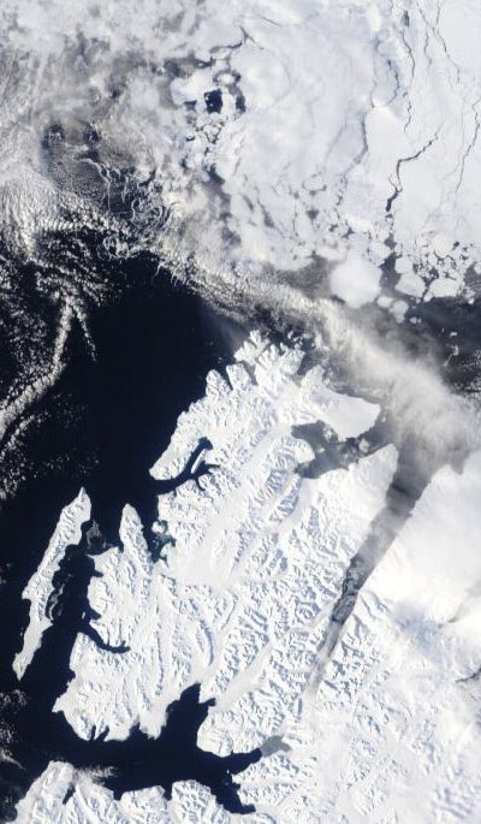 Satellittbilde fra nordspissen av Spitsbergen, tatt fra NASAs Terra 8. april. (Foto: (NASA MODIS))