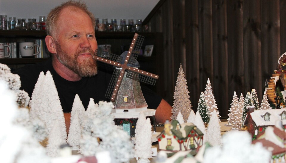 Lloyd Sundstøl bruker mye tid på å pusle med julebyen sin.