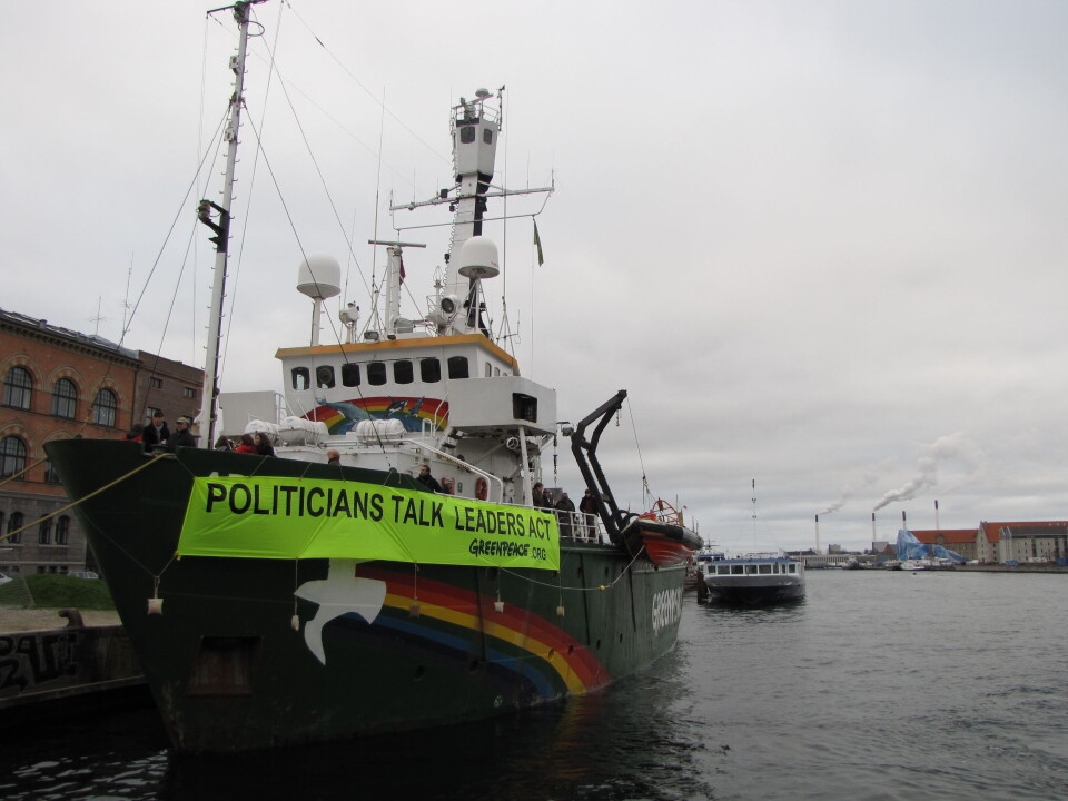 'I helgen ankom Greenpeace med sin båt Arctic Sunrise. (Foto: Bjørnar Kjensli)'