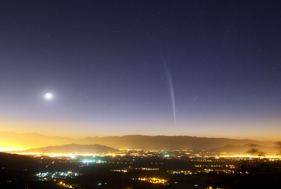 Den nyoppdagete kometen vil neppe bli godt synlig fra jorda, som kometen Lovejoy. Her tatt over Santiago i Chile, 22. desember 2011. (Foto: Yuri Beletsky/ESO)