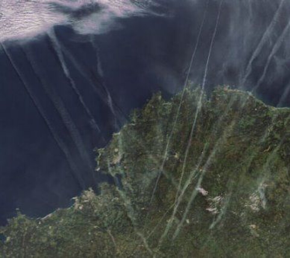 Mennesker setter spor. Her er flystriper over nordkysten av Spania og Biscaya, sett fra ENVISAT 21 oktober. (ESA)