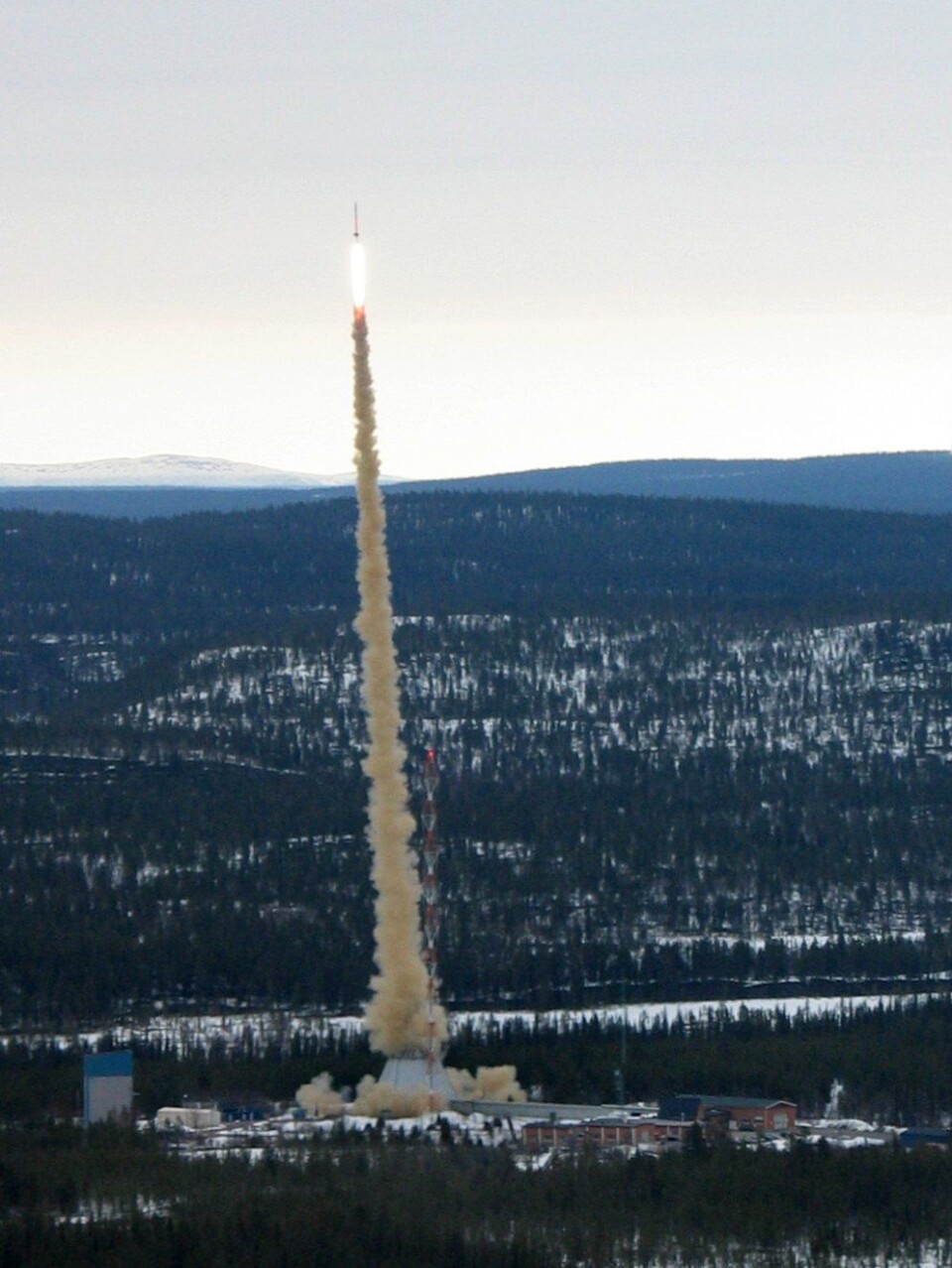 En rakett skytes opp fra rakettskytefeltet Esrange i Kiruna i Nord-Sverige. (Foto: Wikimedia Commons)