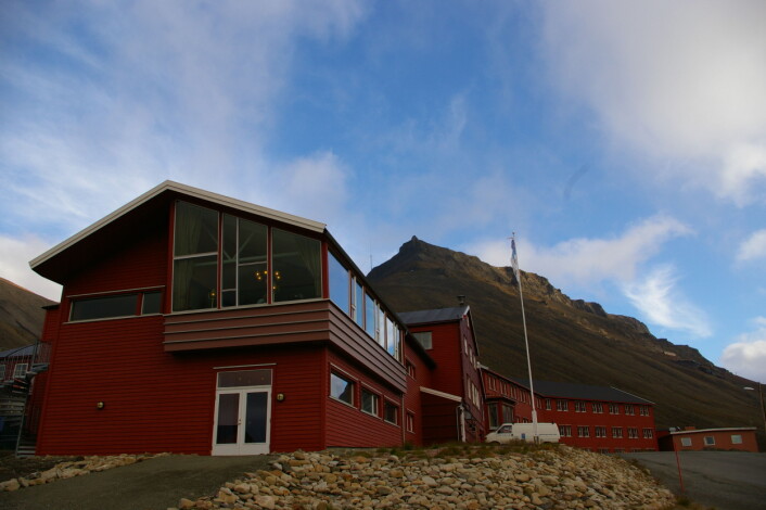"Spitsbergen Hotell, tidligere Funken, er et et sted med mye historie i veggene. Og med utrolig behagelige skinnsofaer. (Foto: Bjørnar Kjensli)" "Spitsbergen Hotell, tidligere Funken, er et et sted med mye historie i veggene. Og med utrolig behagelige skinnsofaer. (Foto: Bjørnar Kjensli)"