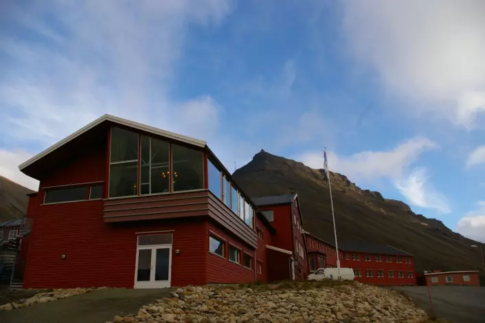 "Spitsbergen Hotell, tidligere Funken, er et et sted med mye historie i veggene. Og med utrolig behagelige skinnsofaer. (Foto: Bjørnar Kjensli)"