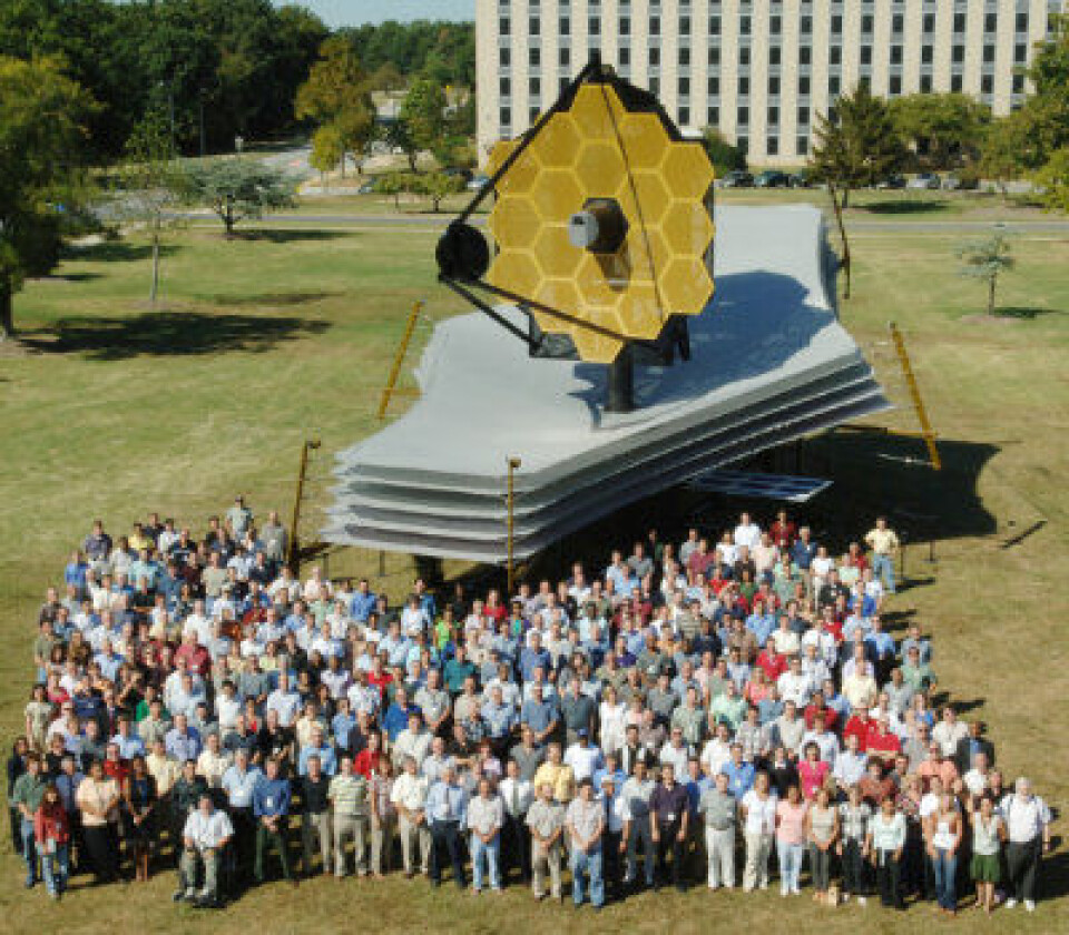 Gruppebilde med romteleskop, her samlet utendørs ved Goddard Space Flight Center. (NASA).