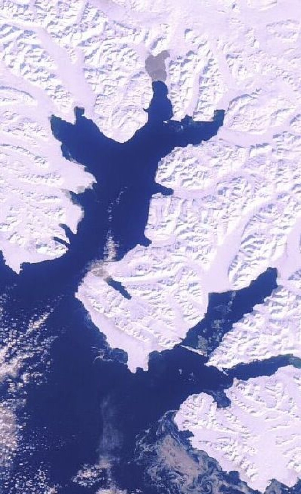 Det (foreløpig) siste omløpet hvor ENVISAT leverte målinger, passerte over Svalbard. Her er bildet som ble tatt med MERIS-instrumentet på ENVISAT 8. april (nord er opp til venstre). (Foto: (ESA))