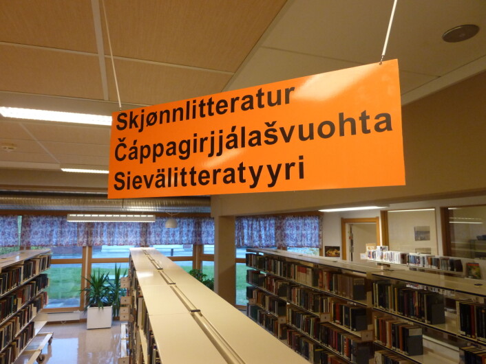 Trespråkleg skilt på Porsanger bibliotek (Foto: © Øystein A. Vangsnes) Trespråkleg skilt på Porsanger bibliotek (Foto: © Øystein A. Vangsnes)