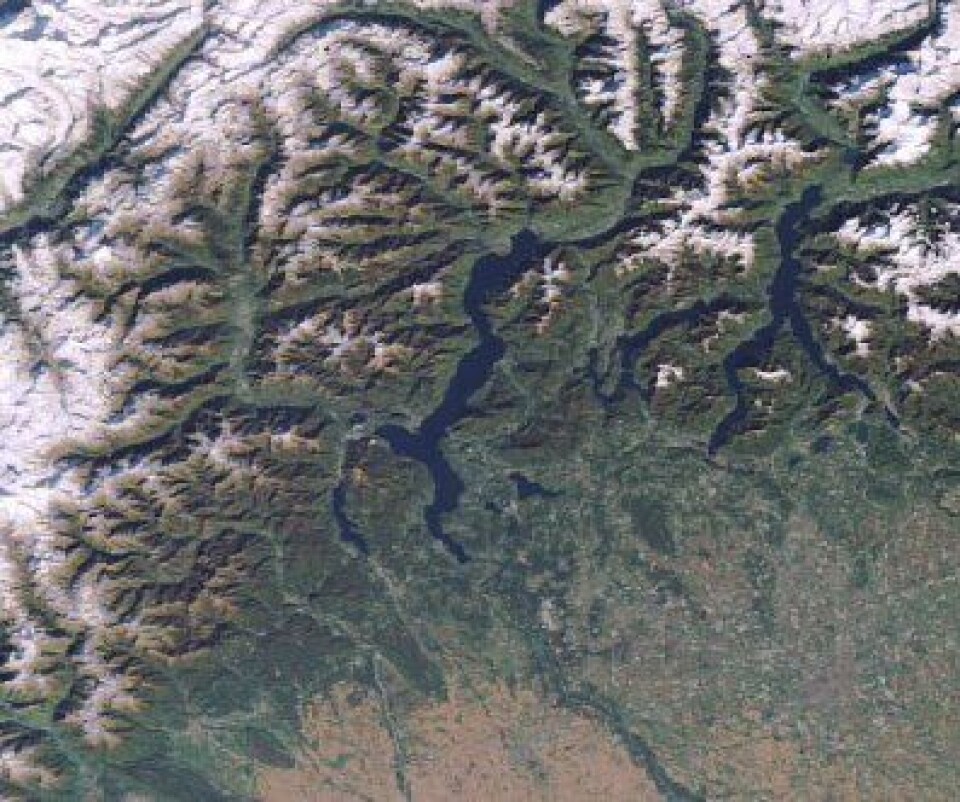 ENVISAT er på plass i ny bane. Her passeres Alpene, de nord-italienske innsjøene og Po-sletta 29 oktober. (ESA)