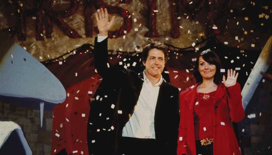 Nok en scene fra «Love Actually» der statsministeren, spilt av Hugh Grant, er blitt avslørt kyssende bak scenen med sin tidligere sekretær, spilt av Natalie McCutcheon.