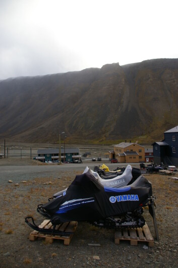 "Snøscooterne i Longyearbyen får hvile seg sommerstid. (Foto: Bjørnar Kjensli)" "Snøscooterne i Longyearbyen får hvile seg sommerstid. (Foto: Bjørnar Kjensli)"