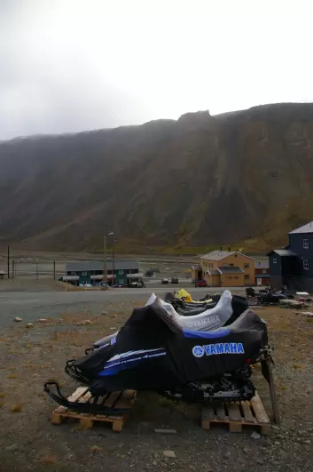 "Snøscooterne i Longyearbyen får hvile seg sommerstid. (Foto: Bjørnar Kjensli)"