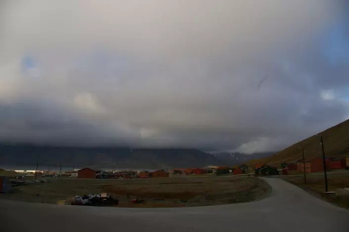 "Tunge skyer over Adventfjorden utenfor Longyearbyen. (Foto: Bjørnar Kjensli)"