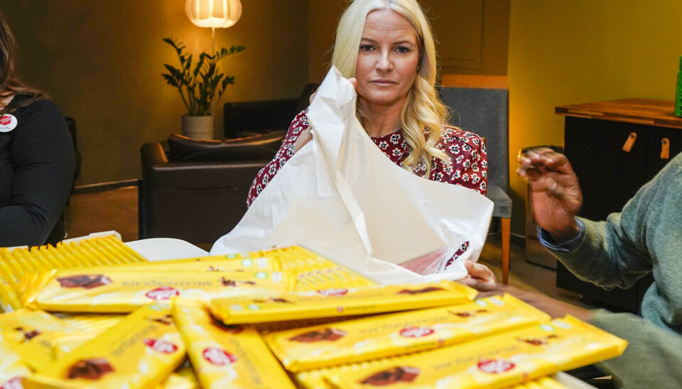 Sjokolade og mye annet har blitt dyrere enn før. Her er kronprinsesse Mette-Marit på besøk hos Frelsesarmeen. Der vil de sammen med fem frivillige hjelpe til med å klargjøre Frelsesarmeens julehjelp til folk i Oslo som har lite penger til mat. (Foto: Lise Åserud / NTB)