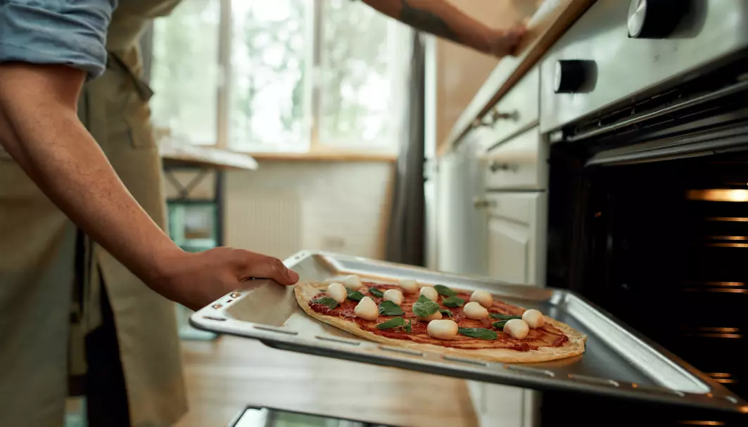Ifølge NRK koster det nå 1,6 kroner å steke en frossenpizza i 25 minutter. En 10 minutters dusj koster 15,3 kroner.