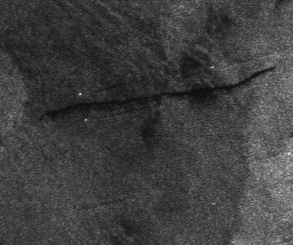 Skip, kjølvann og oljesøl sett fra bilderadaren ASAR på ENVISAT, utenfor østkysten av Sri Lanka 8. april 2012. (Foto: (ESA ASAR))
