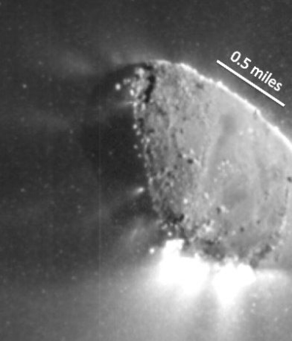 Komet Hartley 2 blåser ut gasser, is og støv. Men hvilken gass? (NASA/JPL-Caltech/UMD)