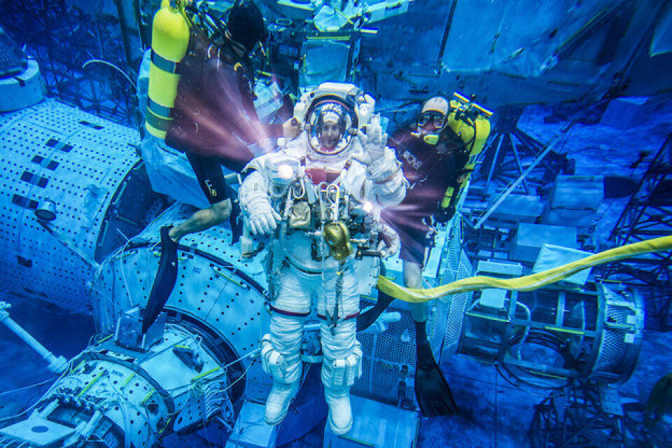 Thomas Pesquet, ESAs nye franske astronaut, trener på romvandring ved en fullskala modell av romstasjonen under vann. (Foto: ESA)