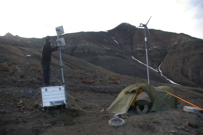 Altmuligmann Stig Larsen prøver å justere antenna til internettkoblingen vår etter gårsdagens kraftige vind. (Foto: Bjørnar Kjensli)