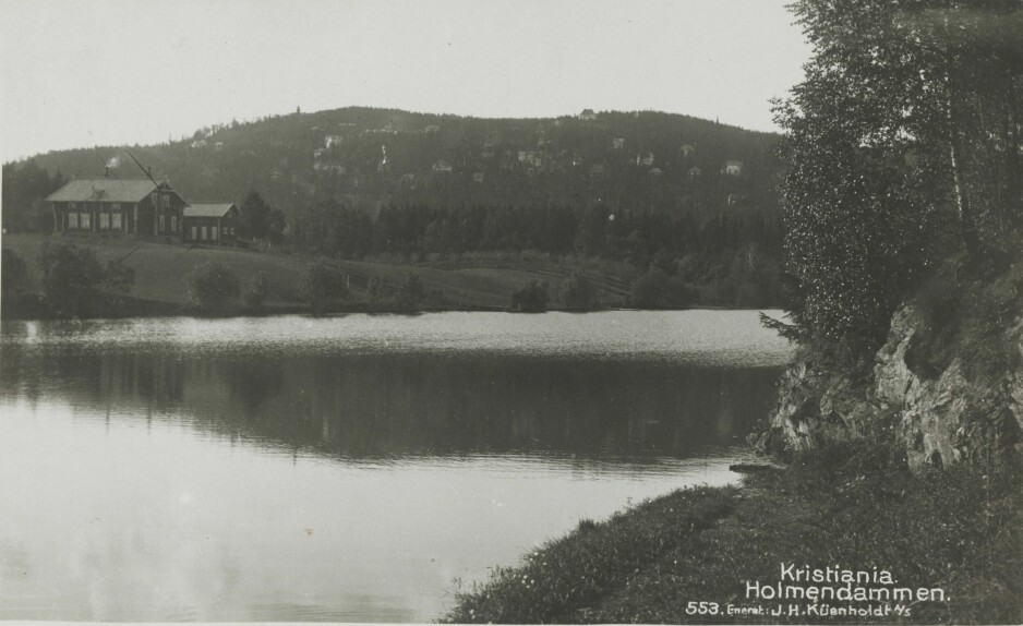 Holmendammen på 1920-tallet. Holmenkollåsen sees i bakgrunnen.