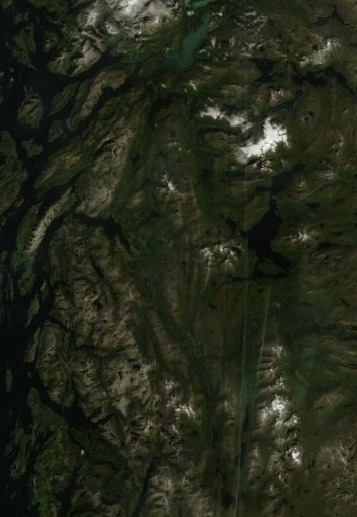 Vakker nordlandsnatur, og flyspor etter norske rutefly, sett fra NASAs satellitt Terra 23. august. (Foto: (NASA Terra MODIS)) Vakker nordlandsnatur, og flyspor etter norske rutefly, sett fra NASAs satellitt Terra 23. august. (Foto: (NASA Terra MODIS))