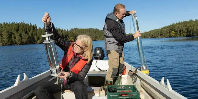 Renate Kvernberg og Karstein Hårsaker fra NTNU VItenskapsmuseet samler inn dyreplankton i Jonsvatnet. De holder dermed innsamlingene ved like.