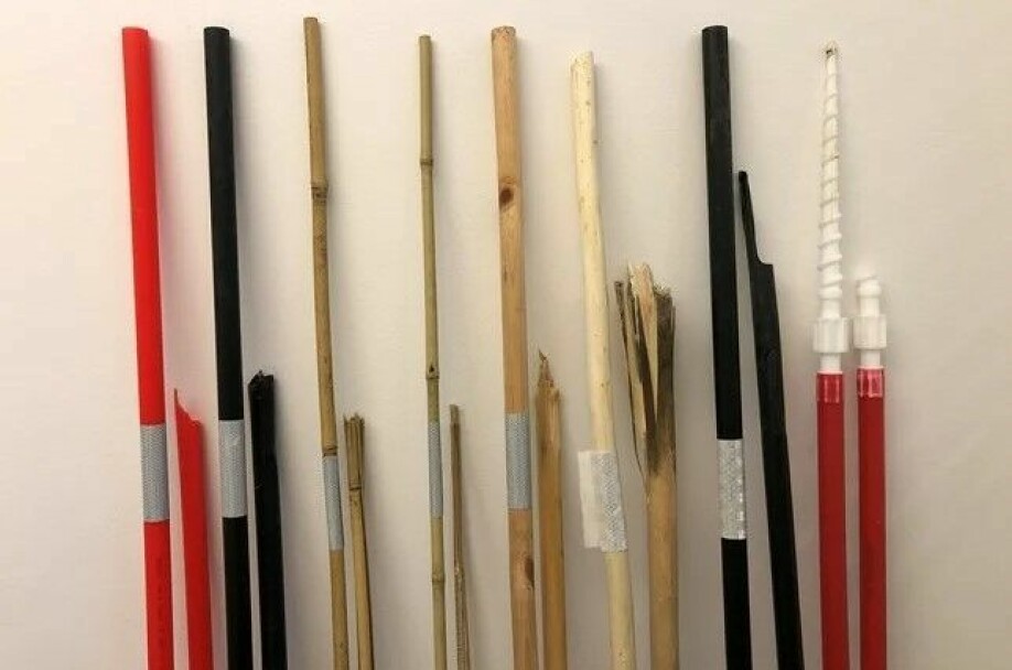Hele brøytestikker ved siden av de som er knekt etter stor belastning, for å se hvordan skaden blir. Fra venstre: Rød plast, svart plast, tykk bambus, tynn bambus, furu, pil, svart plast med riller, skrubrøytestikke.