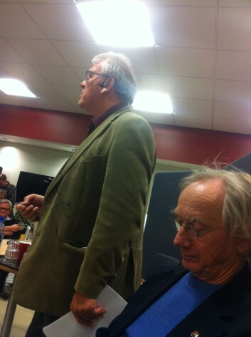 Språkkveld i Etne. Einar Økland sit i panelet og Jostein Osnes er debattleiar. (Foto: Øystein A. Vangsnes) Språkkveld i Etne. Einar Økland sit i panelet og Jostein Osnes er debattleiar. (Foto: Øystein A. Vangsnes)