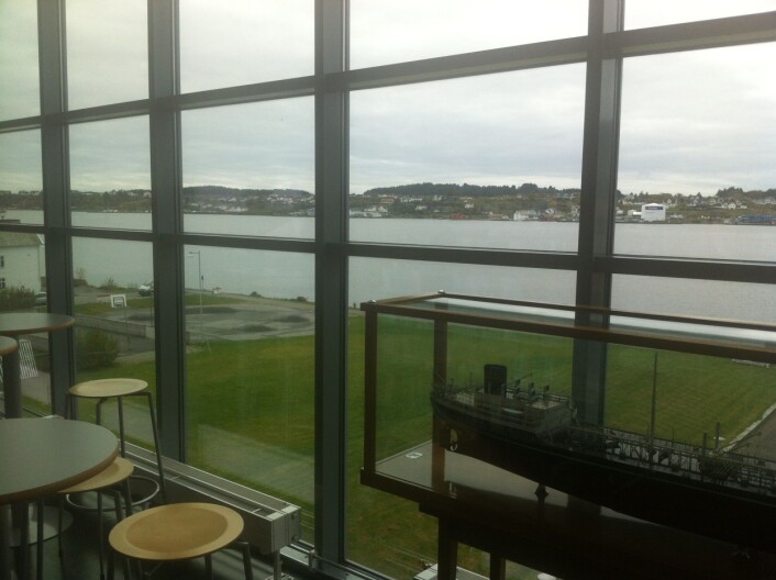 Karmsund videregående skole ligg vakkert til ved Karmsundet i Haugesund. (Foto: Øystein A. Vangsnes) Karmsund videregående skole ligg vakkert til ved Karmsundet i Haugesund. (Foto: Øystein A. Vangsnes)