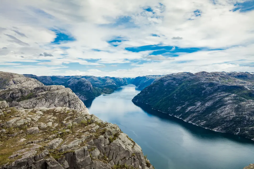 Sognefjorden er over 1300 meter på det dypeste. Den er også et stort karbonlager. Sognefjorden er over 1300 meter på det dypeste. Den er også et stort karbonlager.